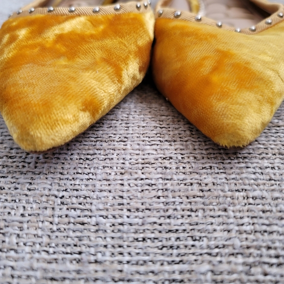 Sam Edelman Yellow Gold Velvet Rivera Studded Flats Size 6 Wavy Pointed Toe - Picture 2 of 9